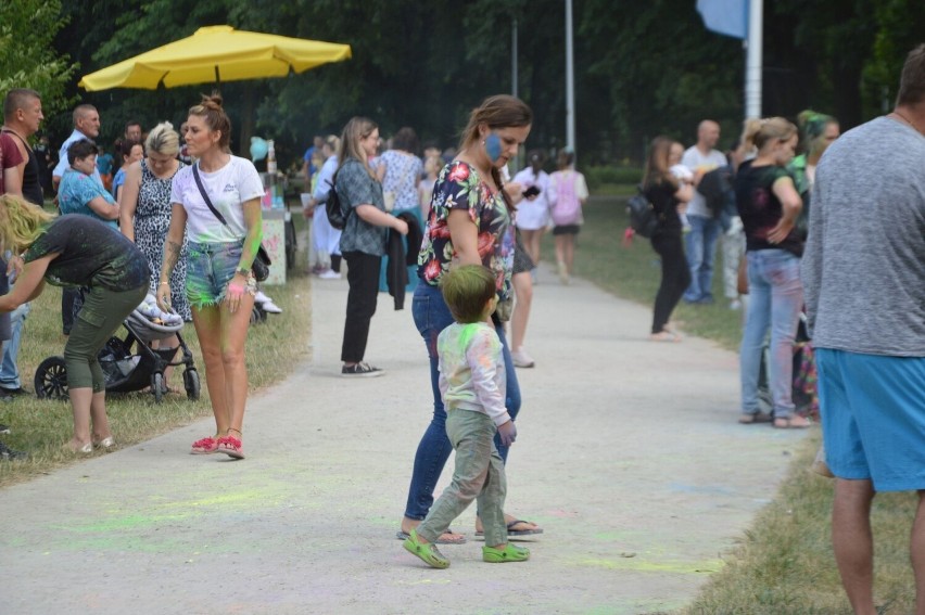 Eksplozja Kolorów w Ostrowcu. Zobaczcie zdjęcia z kolorowej zabawy w Parku Miejskim