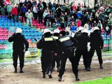 Policja na stadionach: Kto powinien zapłacić za ich usługi?