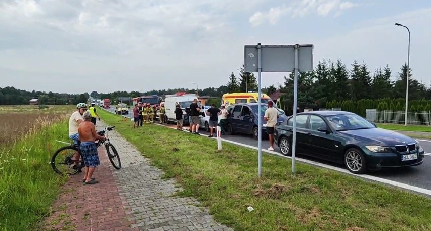 Wypadek w Gruszewni pod Kłobuckiem. W karambolu na DK 43 na ulicy Kłobuckiej udział wzięło 5 samochodów. Spore utrudnienia w ruchu 
