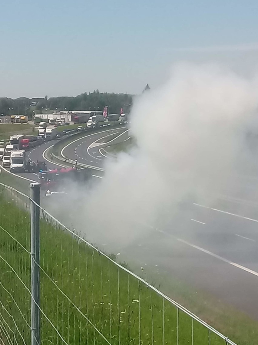 Pożar radiowozu pod Cieszynem. Policyjna kia ceed spłonęła doszczętnie. Co się stało? ZDJĘCIA 