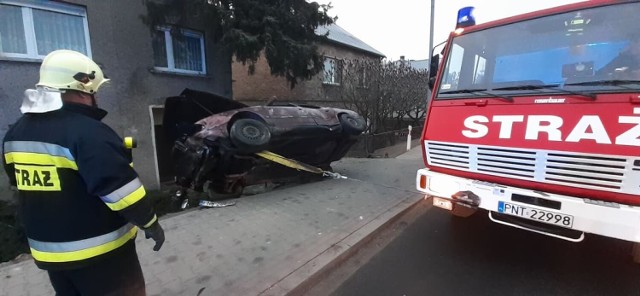 Nądnia gmina Zbąszyń. Samochód osobowy wpadł na na prywatna posesję