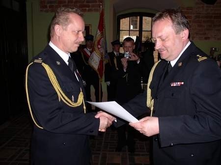 Lech Jedowski awansował na mł. bryg. Otrzymał też z rąk bryg. Zbigniewa Bizewskiego, komendanta wojewódzkiego pomorskich strażaków Brązową Odznakę Zasłużony dla Ochrony Przeciwpożarowej.