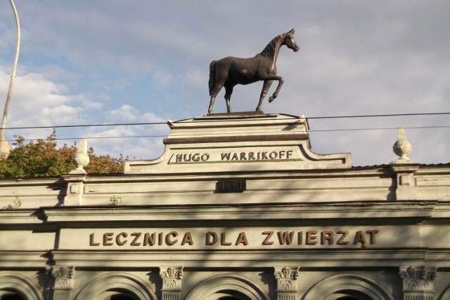 Pomnik konia na dachu budynku. Wspomniany przez Juliana Tuwima w Kwiatach Polskich