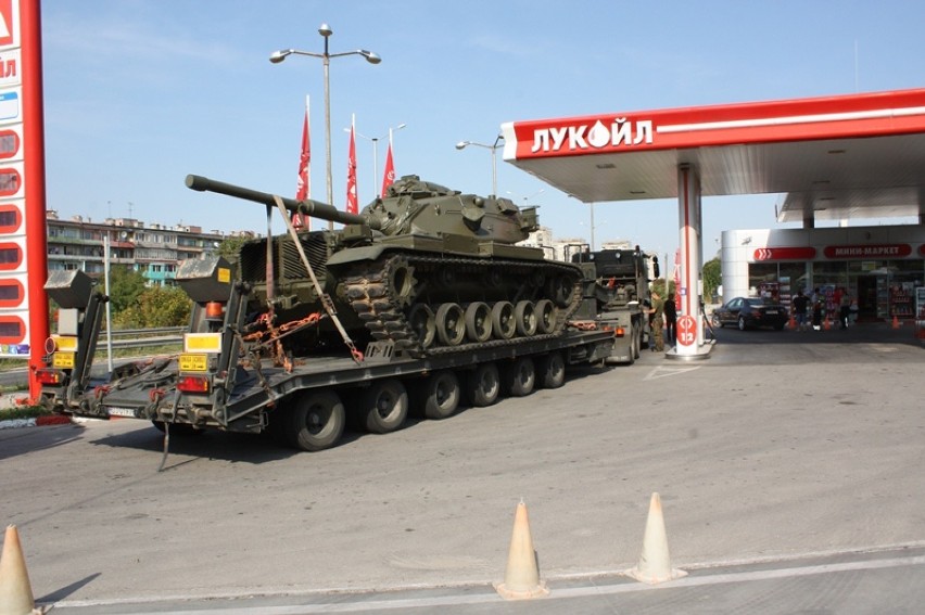 Dwa 50-tonowe czołgi M-48 i M-60 jadą do Poznania z Grecji....