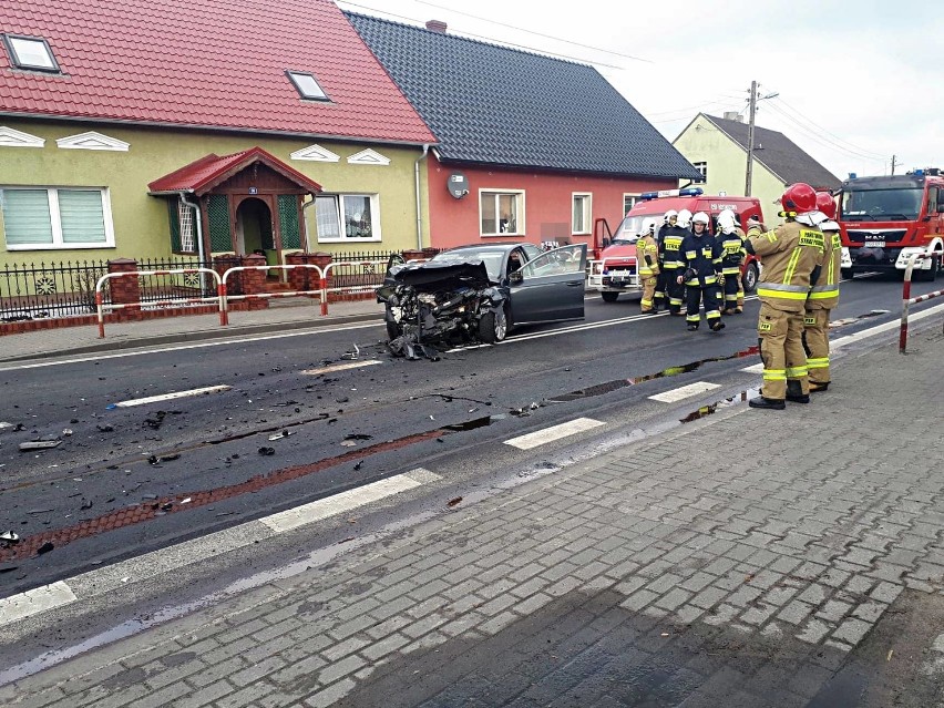 Zderzenie dwóch pojazdów na drodze krajowej nr 32 w Rostarzewie 