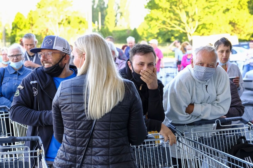 Otwarcie nowego sklepu Lidl w Toruniu. Kolejka stała od świtu! Kto zrobił zakupy jako pierwszy? Mamy zdjęcia z otwarcia!