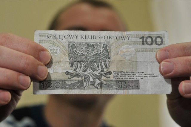 Imitacje stuzłotowego banknotu będące ulotką reklamową  pojawiały się już w Polsce. Na zdjęciu: quasi banknot z Poznania.