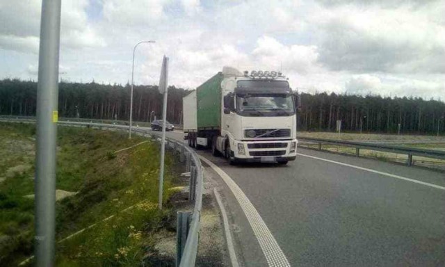 Ciężarówka została pozostawiona na zjeździe z S3 do Zielonej Góry we wtorek, 14 maja. Od godz. 14.00 pojazd blokuje drogę na łuku.

Ciężarówka stoi na łuku drogi na zjeździe na Trasę Północna od strony Nowej Soli. W samochodzie oraz w jego okolicy nie ma kierowcy.

Jak nas informują kierowcy, przez jakiś czas ciężarówkę zabezpieczał pojazd służby drogowej, ale w końcu odjechał. Auto nadal stoi i blokuje pas ruchu. – W końcu ktoś w nią uderzy – alarmuje jeden z kierowców.

Zobacz wideo: Jak udzielać pierwszej pomocy ofiarom wypadków

