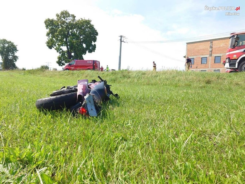 Tragiczny wypadek w Wyrach. 43-letni motocyklista z Tychów nie żyje.