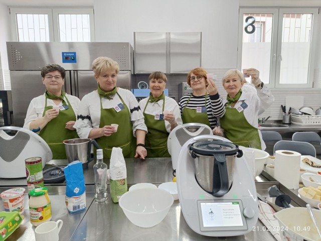 Seniorzy z Łęczyckiego Uniwersytetu Trzeciego Wieku wzięli udział w warsztatach kulinarnych