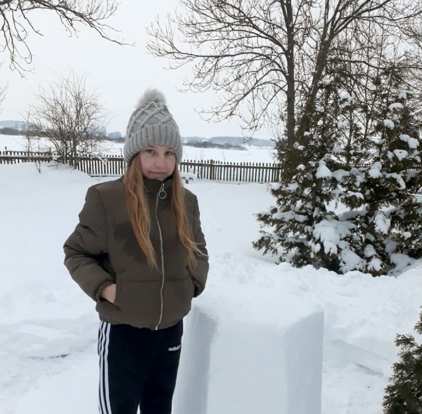 Śnieg  nie chciał współpracować, ale się udało! Uczniowie ze Starej Kamionki zrobili śniegowe bryły 