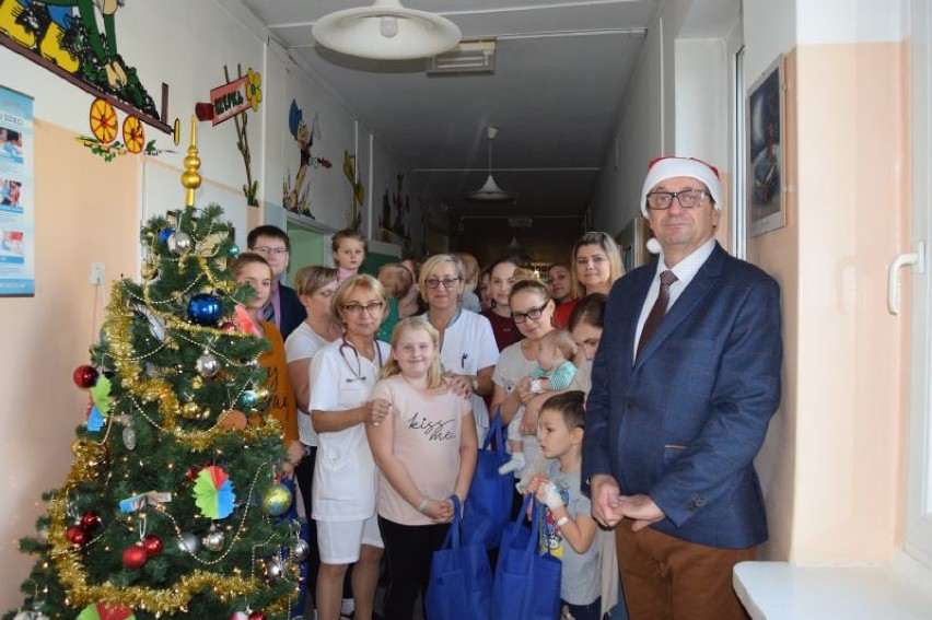 Mikołajkowe prezenty trafiły do dzieci z oddziału dziecięcego szpitala w Wągrowcu [ZDJĘCIA]