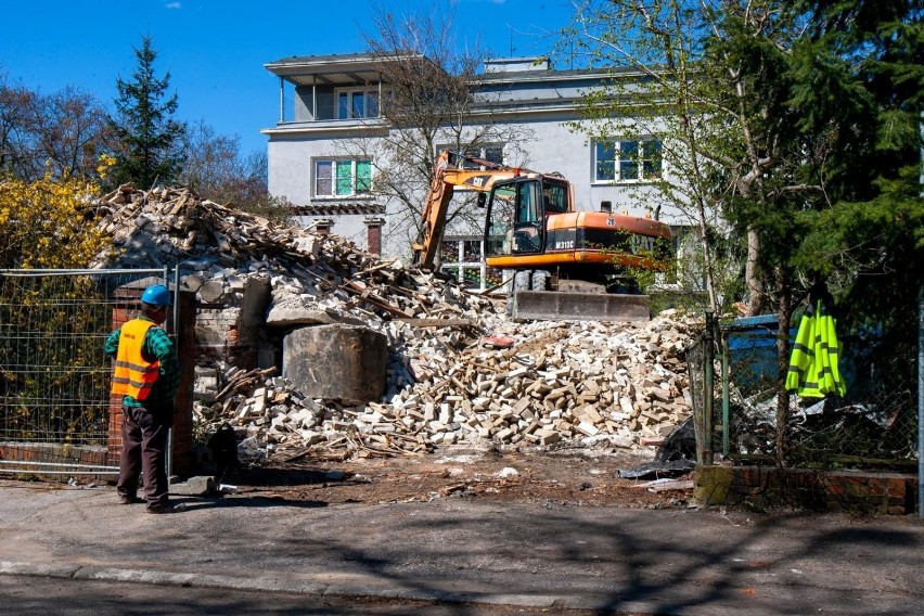 Wyburzanie kamienicy na skrzyżowaniu ulic Markwarta i Sienki...