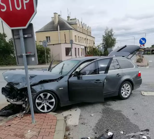 Po niedzielnej kraksie na skrzyżowaniu w Pińczowie, do szpitala zabrane zostały dwie osoby