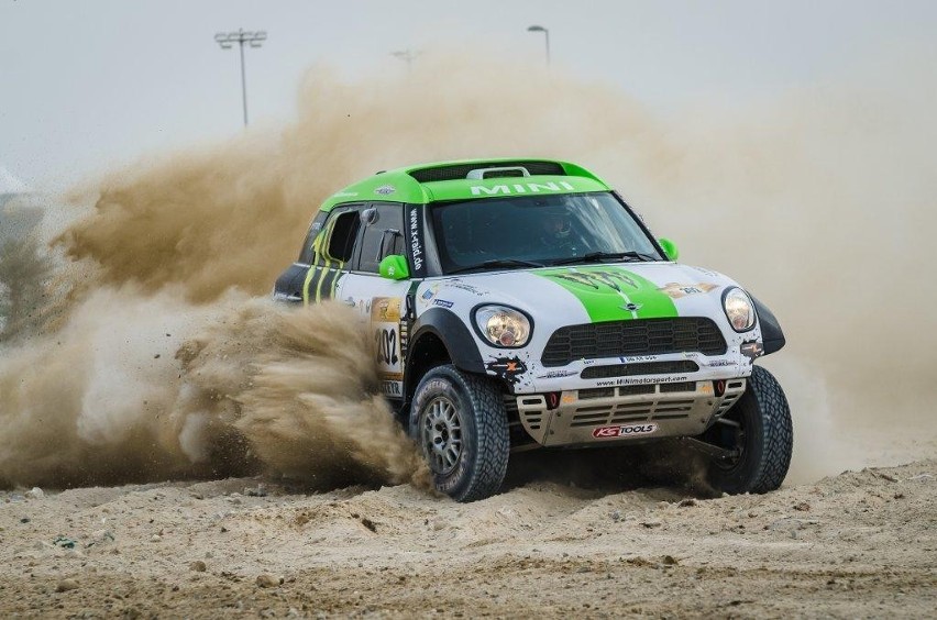 Zobacz jak Krzysztof Hołowczyc radzi sobie w rajdzie Abu Dhabi Desert Challenge [ZDJĘCIA]