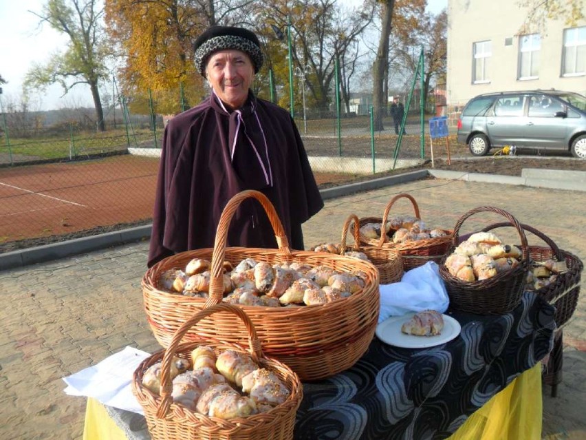 11 listopada w Szamocinie: Posadzono drzewko i otwarto ulicę. Potem zjawił się rycerz [ZDJĘCIA]