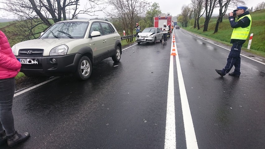 Zakopianka: Zderzenie dwóch samochodów w Klikuszowej. Tworzy się spory korek 