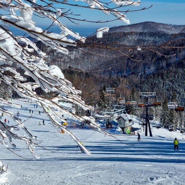 Miłośnicy białego szaleństwa w Małopolsce zachodniej nie muszą jechać daleko, by poszusować na nartach czy snowboardzie