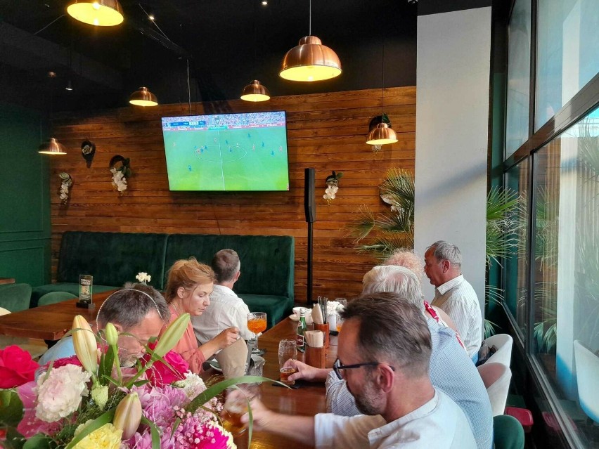 Strefa kibica w restauracji PaTaThai w Radomiu. Radomianie kibicowali biało-czerwonym