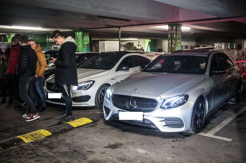 Warsaw Night Racing. Nocne wyścigi samochodów. Palenie gumy i ucieczka przed policją [ZDJĘCIA]