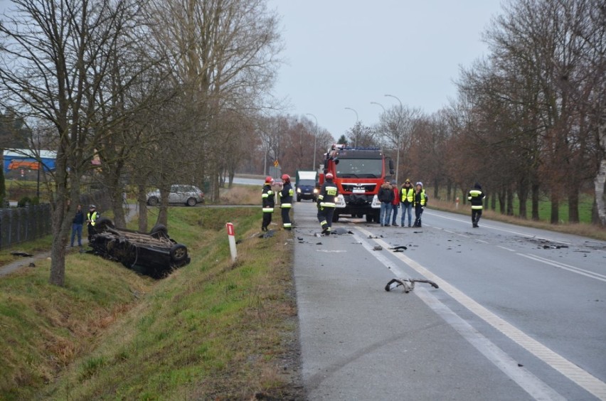 Wypadek na starej DK7 na wysokości Solnicy. Samochód osobowy i ciężarówka w rowie