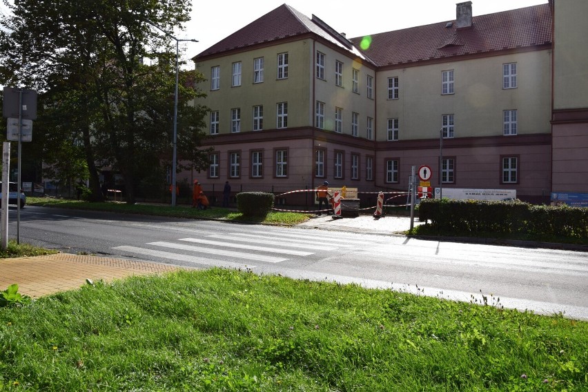 Uwaga! Utrudnienia na ulicy Mickiewicza w Sandomierzu. Część chodnika wyłączona z użytkowania. Co się stało? 