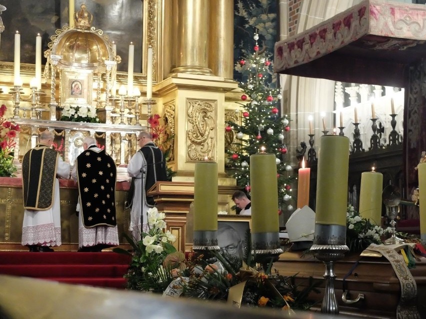 Kraków żegna biskupa Tadeusza Pieronka. Pogrzeb duchownego w czwartek, 3 stycznia, o godz. 16