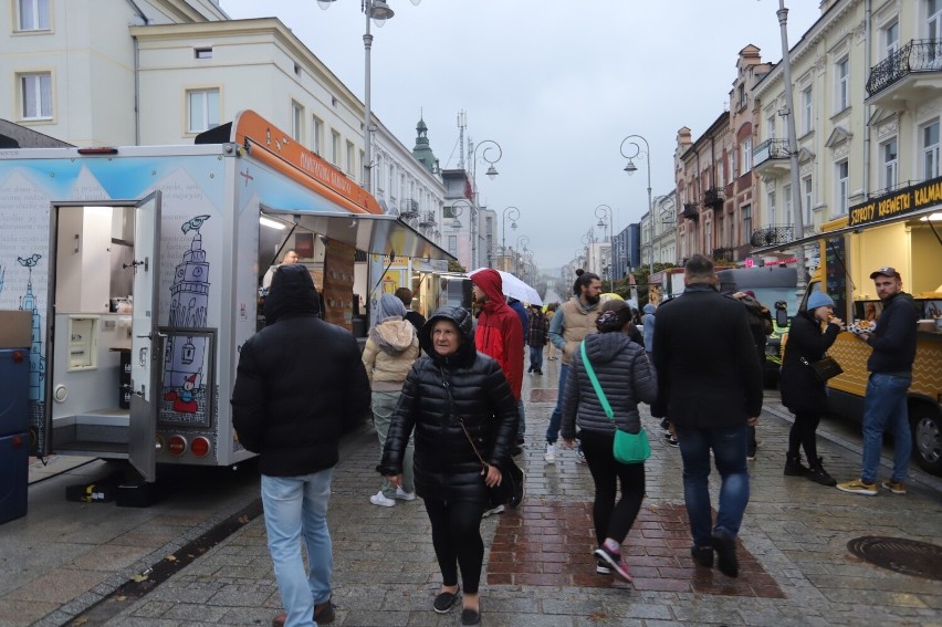 Food trucki ostatni raz w tym sezonie zaparkowały przy ulicy Sienkiewicza w Kielcach. Jest pysznie! Zobacz zdjęcia