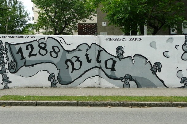 OD NIEDAWNA DŁUGIE NA PONAD 100 METRÓW GRAFFITI ZDOBI ULICE BIELAWY