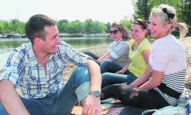 Choć to jeszcze nie lato, nad Zalewem Sulejowskim pojawia się coraz więcej piotrkowian. W weekend plaża z pewnością nie będzie pusta