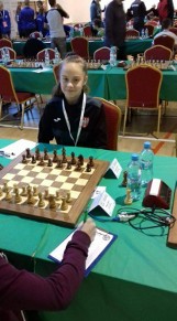 Roksana Nowak - młoda szachistka na Ogólnopolskiej Olimpiadzie Młodzieży w sportach halowych w dyscyplinie szachy