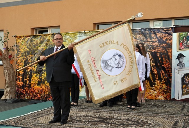 21 września odbyła się oficjalna uroczystość nadania imienia Adama Mickiewicza Szkole Podstawowej nr 15 w Przemyślu. Szkoła w 50-lecie swojego istnienia nie tylko otrzymała nowe imię, ale także sztandar poświęcony przez arcybiskupa Adama Szala metropolitę przemyskiego.

Zgodnie z tradycją sztandar szkoły przekazany został przez Radę Rodziców na ręce dyrektora Artura Mykity, który zaprezentował go zgromadzonym na uroczystości, a następnie przekazał go uczniom pełniącym funkcję pocztu sztandarowego. Nim sztandar opuścił uroczystość, nastąpiło symboliczne wbicie pamiątkowych gwoździ w jego drzewiec. 

Zobacz także: PiS nie może zarejestrować kandydatów na radnych w dwóch z czterech okręgów w Przemyślu
