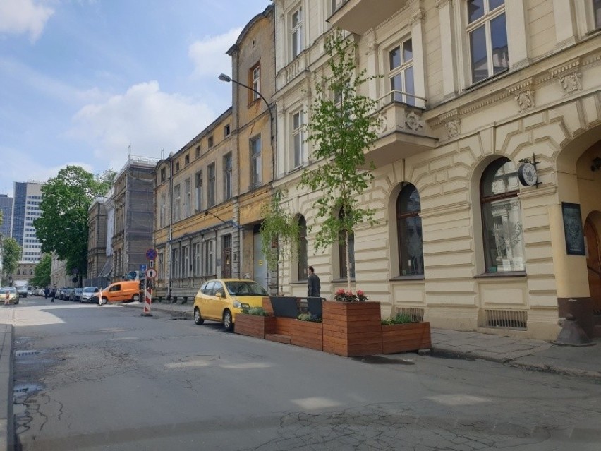 Parklet znów na ulicy Moniuszki w Łodzi. Kosztował już ponad 70 tys. zł