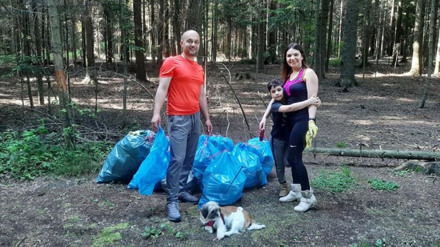 Zaprzyjaźnieni z Anną Wilisowską mieszkańcy gminy Skołyszyn [przez 3 dni sorzątali z nią las w Lisowie i Bączalu Górnym.