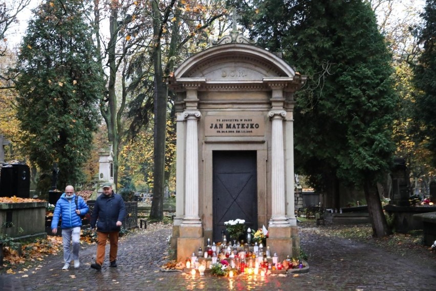 Krakowskie cmentarze pełne zniczy i odwiedzających groby [ZDJĘCIA]
