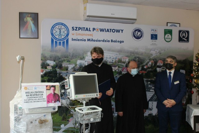 Uroczystość przekazania respiratora z kardiomonitorem ufundowanego ku pamięci zmarłego w październiku ks. Antoniego Pisia