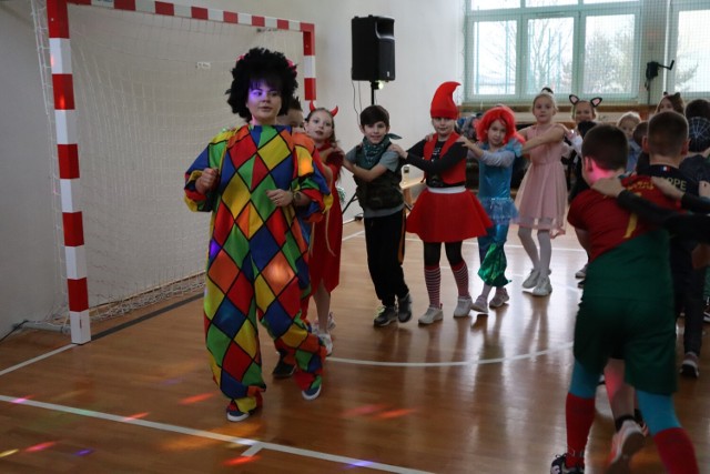 W sali zapolickiej szkoły podstawowej bawiły się dzieci z terenu gminy Zapolice