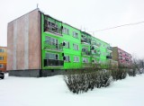 Lokatorzy osiedla w Cewicach mają dość wysokich rachunków za ogrzewanie. Wracają do pieców.
