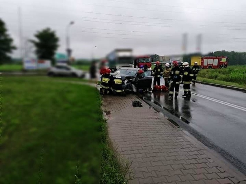 Wypadek w Niewiadowie koło Tomaszowa. Dwie osoby ranne w zderzeniu dwóch samochodów [ZDJĘCIA]