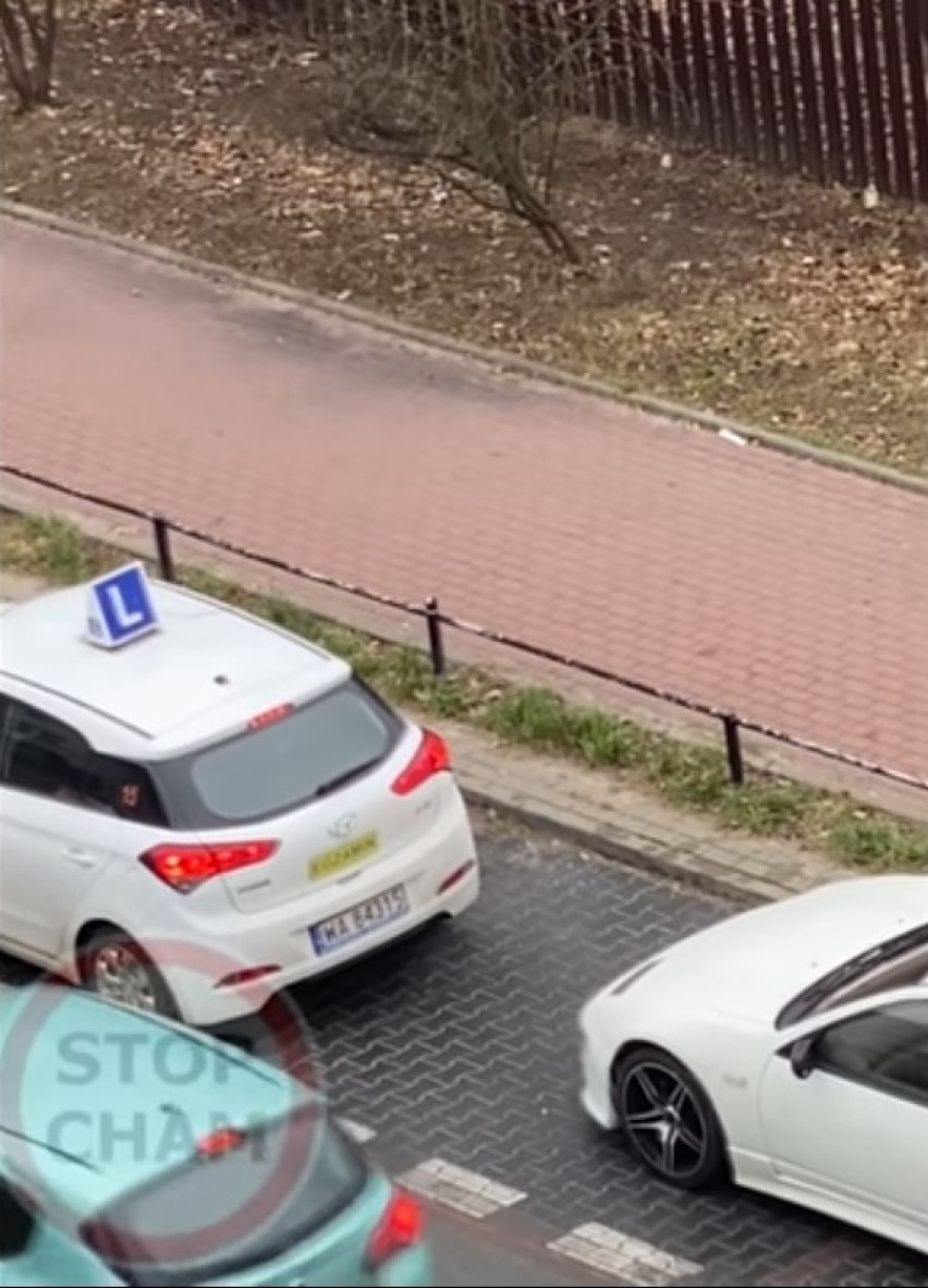 Kursantka uderzyła w zaparkowany samochód podczas egzaminu na prawo jazdy. Egzaminator uciekł