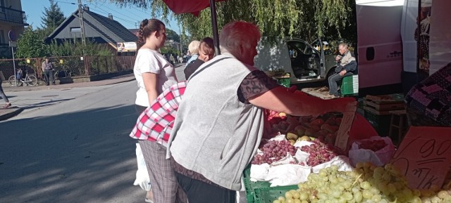 Czwartek na targu w Jędrzejowie, 21 września. Zobaczcie ceny owoców i warzyw>>>