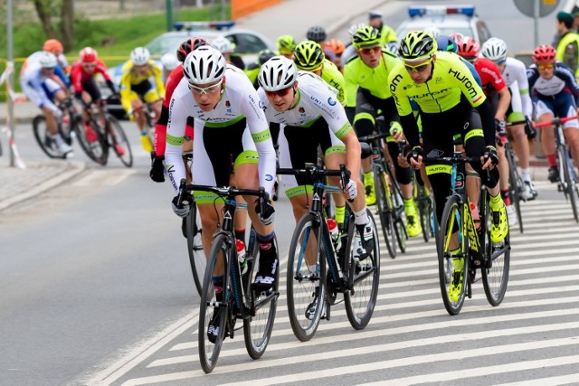 Kolarze stalowowolskiej Voster Uniwheels Team na czele peletonu.