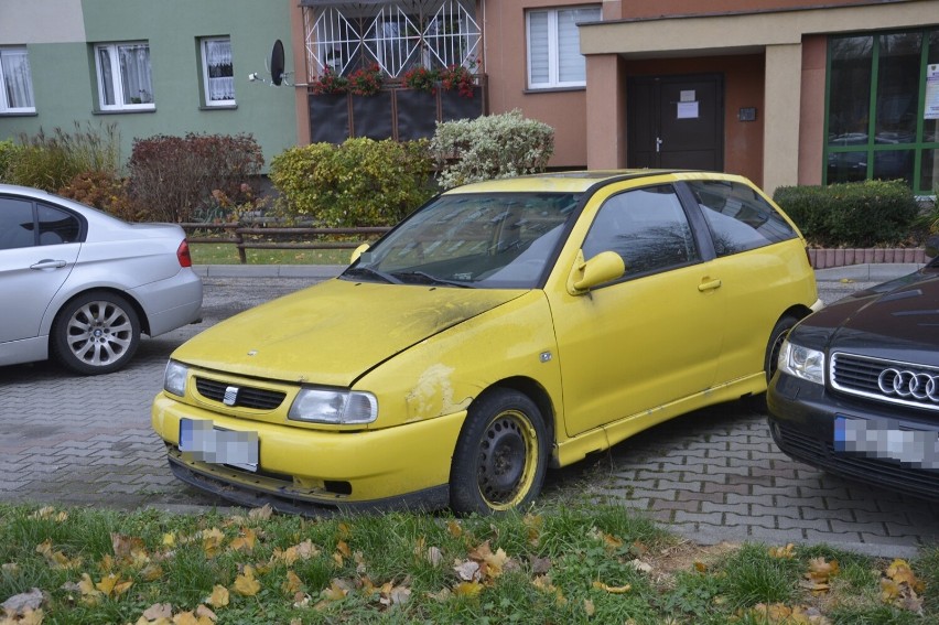 Ten seat stoi na parkingu już od blisko trzech lat