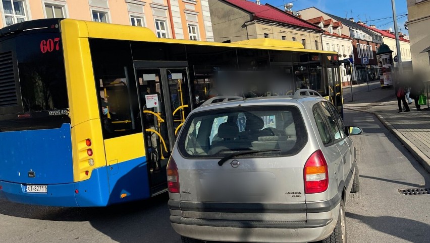 Tak wygląda parkowanie "po tarnowsku" na przystankach...