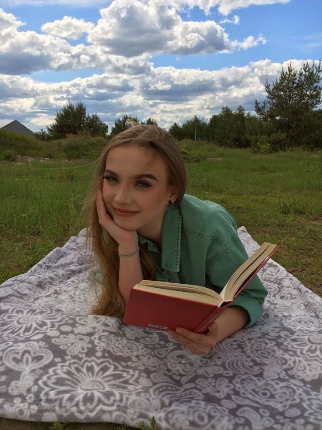 Oliwia Gólska / Żary / 170 cm / 19 lat
Chwila z książką to relaks, na który zawsze znajduję chwilkę czasu. Definicją szczęścia jest dla mnie otaczanie się kochającymi ludźmi.