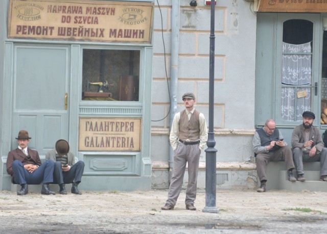 W Radomiu trwają zdjęcia do filmu „Pogrom 1905. Miłość i Hańba”.  W rolę warszawskiej ulicy z początku XX wieku wciela się Plac Konstytucji 3 Maja. Witryny sklepów i instytucji na Placu Konstytucji przeszły metamorfozę za sprawą ekipy scenografów i zmieniły swój wystrój. Atrapy zabytkowych obiektów ustawiane są na terenie przy Kościele Garnizonowym, a na słupie ogłoszeniowym pojawiły się ogłoszenia z początku XX wieku. O czym jest ten film? Pod koniec maja 1905 roku w Warszawie doszło do zagadkowych i do dzisiaj niewyjaśnionych zdarzeń: Żydzi, a chwilę później również Polacy, dokonali samosądu na prostytutkach i sutenerach, mordując kobiety lekkich obyczajów i ich „opiekunów”, dewastując i paląc domy publiczne. Wypadki te trwały zaledwie kilka dni, a ówczesne gazety określiły je mianem „sądów doraźnych... /instytutksiazki.pl/. Miejski Zarząd Dróg i Komunikacji w Radomiu informuje o utrudnieniach w centrum Radomia, które pojawią się w związku z kręceniem filmu i potrwają do 20 sierpnia.
>



