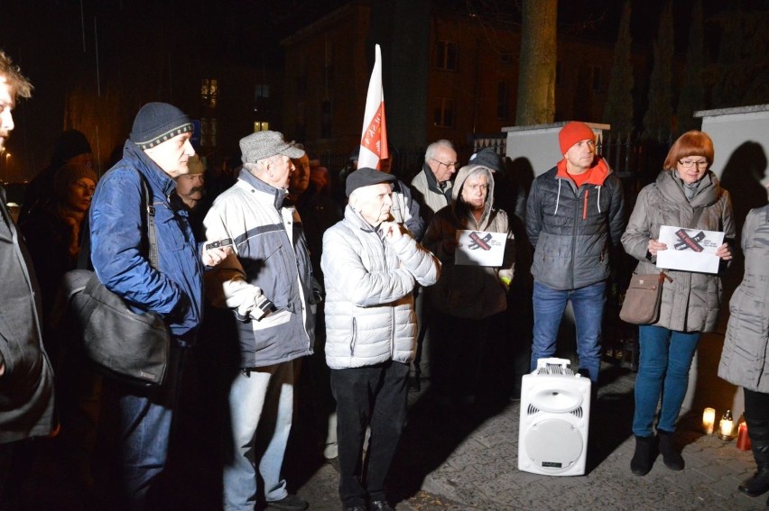 Manifestacja w obronie sądów w Ostrowcu. Przyszło dużo ludzi [ZDJĘCIA, WIDEO]