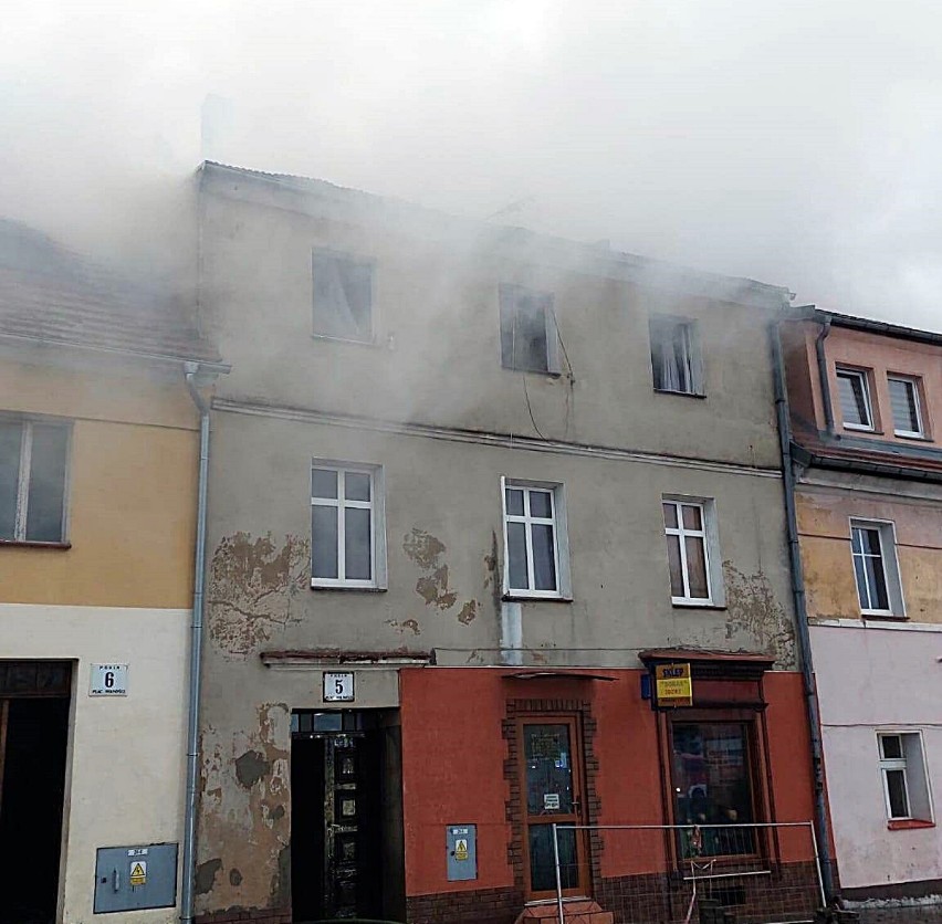 Pożar dachu kamienicy w Przemkowie