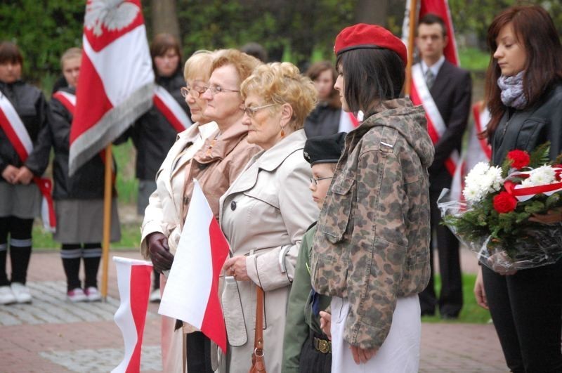 Kwidzyn: Przemarsz ulicami miasta i wspólne śpiewanie pieśni patriotycznych z okazji Święta 3 Maja