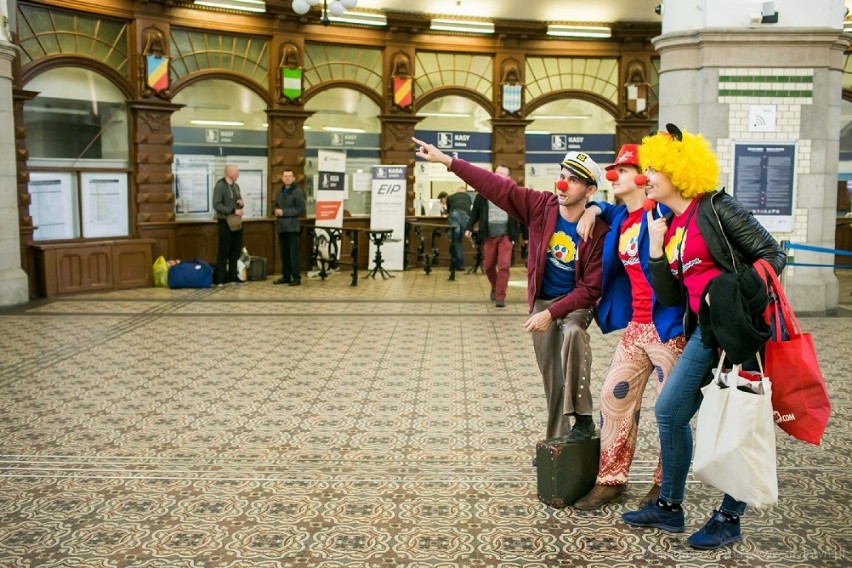 Akcja Fundacji „Dr Clown” na powitanie wiosny. Na trasie też Sieradz. Wolontariusze zawitają do pociągów PKP Intercity